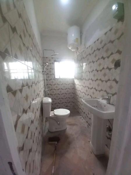 Location appartement vide de 2 ch 500 dollars sur route Matadi 2 chambre salon cuisine 2 salle de bain garantie locative 41