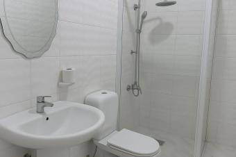 Vente un appartement  vendre  Gombe 4 me tage 350000 dollars  discuter lgrement 3 ch salon cuisine salle  manger 2 salle de bains balcon 