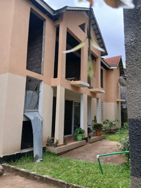 Parcelle de 15msur25 contenant un immeuble de 2 appartements de 3 chambres 250000 dollars  discuter lgrement situ  Delvaux non loin de route Matadi 