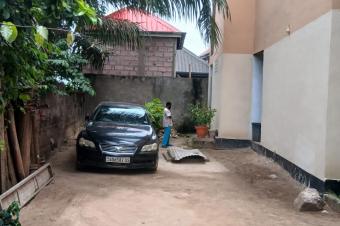 Parcelle de 15msur25 contenant un immeuble de 2 appartements de 3 chambres 250000 dollars  discuter lgrement situ  Delvaux non loin de route Matadi 