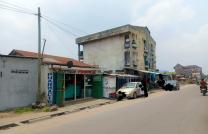 Belle opportunité à saisir à *Ngiri-Ngiri* sur Macadam Makandja Vente d'une parcelle avec des maisons habitable Dimension : *15m/25m* Prix de départ : *330.000$* Morcellement p mediacongo