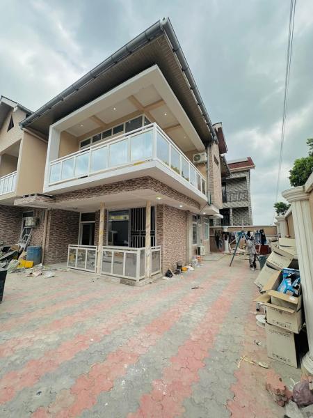 TOUTE LA PARCELLE A LOUER DUPLEX A MACAMPAGNE   GRANDE MAISON DE 4 CHAMBRES AVEC 4 SALLES DE BAIN  ANNEXE 