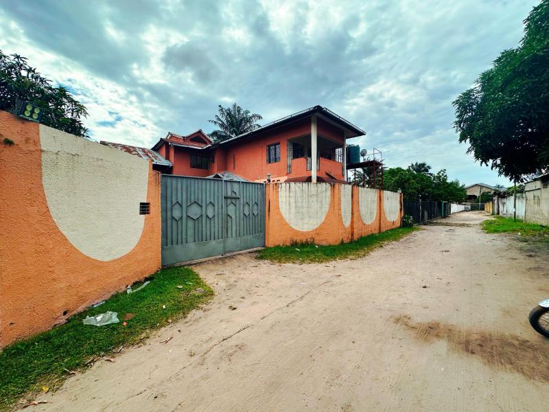 GS13IMMO SARL met  votre disposition la vente de cette magnifique Villa CNgaliema QUPN. Rf Universit UPN. Surface  800 Mtres carrs. Prix  400.000  discuter.  vous