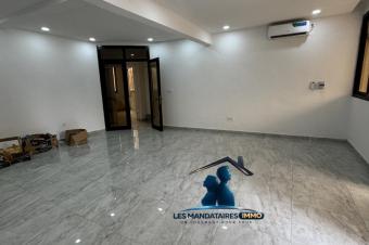 LINGWALA PALAIS DU PEUPLE  MISE EN VENTE DUN BTIMENT MODERNE DE R5  avec 6 appartements spacieux DE 3 CHAMBRES CHACUN