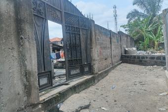 GS13IMMO SARL met  votre disposition la vente de cette vaste parcelle QMombele CLimete. Rf Chausse Lumumba 12me rue. Dimension 2530M. Prix 79.000  discuter.  vous