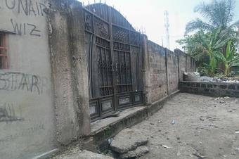 GS13IMMO SARL met  votre disposition la vente de cette vaste parcelle QMombele CLimete. Rf Chausse Lumumba 12me rue. Dimension 2530M. Prix 79.000  discuter.  vous