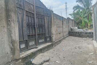 GS13IMMO SARL met  votre disposition la vente de cette vaste parcelle QMombele CLimete. Rf Chausse Lumumba 12me rue. Dimension 2530M. Prix 79.000  discuter.  vous