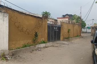 GS13IMMO SARL met  votre disposition la vente de cette vaste parcelle au QSalongoSud CLemba. Rf Arrt conteneur. Dimension 2130M. Prix 350.000  discuter.  vous.