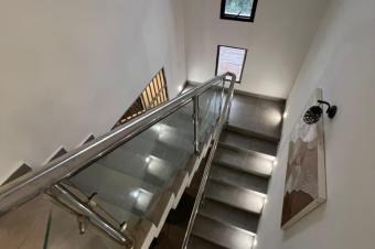 KINTAMBOMAISON MBUNGU MISE EN LOCATION DUN APPAREMMENT DUPLEX DE 4 GRANDES CHAMBRES  bien situ sur une avenue asphalte 