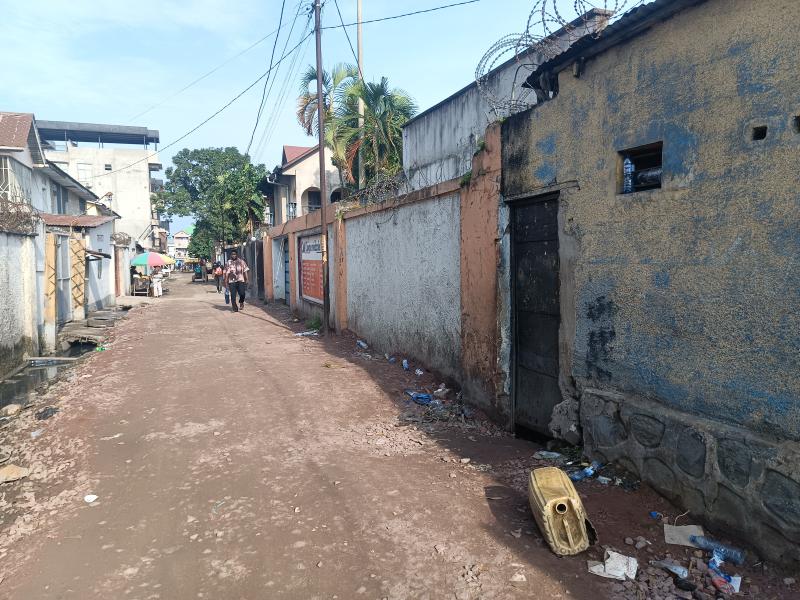 GS13IMMO SARL met  votre disposition la vente d7grande parcelle avec une vaste maison CLemba. Rf Shop Airtel Super Lemba. Dimension 1722M. Prix 290.000  disc.  vous