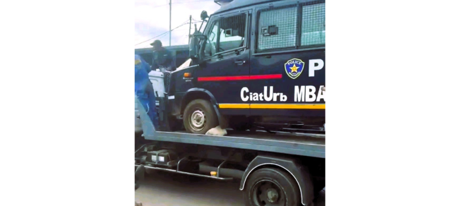 Kinshasa: Un van de la PNC, surnommée « Kabasele », embarqué pour mauvais stationnement par la fourrière de la police !