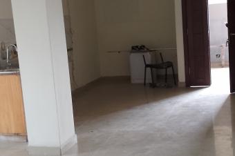Lingwala vaste Bureau  Louer prs de 90m Comprenant 3 Grandes pices Climatises et 2 salles de bain.  Sur la route principale du 24 novembre  