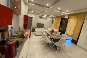 Parcelle en vente  limete de 12msur20 contenant un duplex de 3 ch et une maison basse de 2 ch 480000 dollars  discuter 