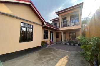 Parcelle en vente  limete de 12msur20 contenant un duplex de 3 ch et une maison basse de 2 ch 480000 dollars  discuter 