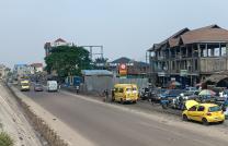 GS13-IMMO SARL; met à votre disposition, la vente de cette parcelle,  sur Macadam, Q/Maman Yemo. Réf: Armée. C/Mont-ngafula. Dimension: 30/40M. Prix: 250.000$ à discuter. À vous. mediacongo