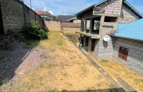 Parcelle de 20msur20 contenant une jolie maison de 4 ch à vendre à Mont ngafula/ masanga mbula 90000 dollars à discuter légèrement mediacongo