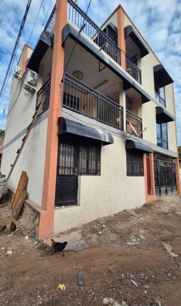 Parcelle  vendre  Ngaliema binza ozone rfrence glise la borne avec un btiment de R1