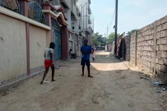 Vente dans la concession Oasis dun terrain juste  l entre principale du boulevard 24 novembre trs bon emplacement.     Dimensions  14m  21m