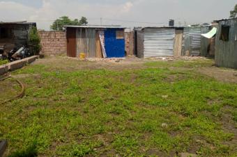 Vente dans la concession Oasis dun terrain juste  l entre principale du boulevard 24 novembre trs bon emplacement.     Dimensions  14m  21m