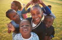 Jésus leur dit : Laissez venir à moi les petits enfants ; ne les en empêchez pas… Puis, après les avoir pris dans ses bras, il posa les mains sur eux et les bénit. Marc 10. 14, 16 mediacongo