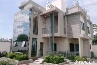 BELLE OPPORTUNIT  SAISIR  NSELE KINKOLE  TRES BELLE VILLA MEUBL MIS EN LOCATION  LOYER  2.500 le mois ngociation possible   A  PRIX DE VENTE DU VILLA   550.000