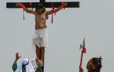 ce vendredi soir, après le drame de la crucifixion, Jésus a été enveloppé d’un suaire et déposé dans un tombeau taillé dans le roc. C’est là que des femmes l’ont vu et l’ont laissé