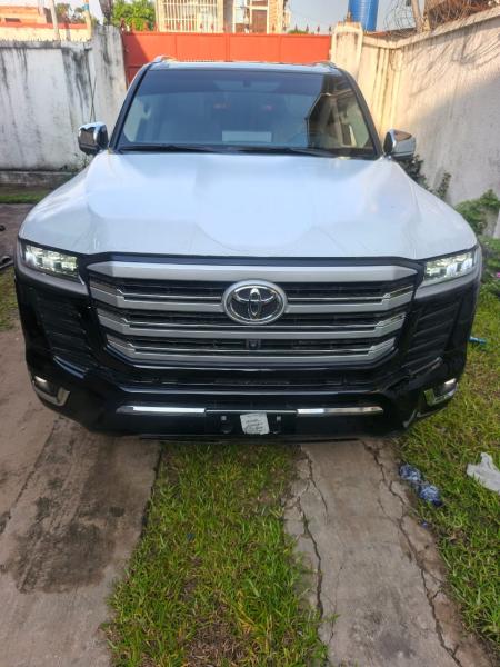 TOYOTA LAND CRUISER LC300 VXR SANS PLAQUE 2025  PRIX  120.000 AZUI SUKA SUKA SVP.   AUTOMATIQUE ESSENCES 00.0 KILOMTRES CLIMATISATION IMPECCABLES FULLS OPTIONS LOCALISA