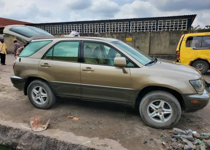 Vente urgente 2300 Lexus RX300