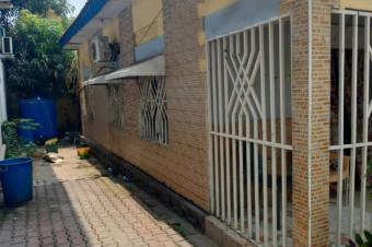 Parcelle contenant une jolie maison de 3 ch  vendre  Delvaux 120000 dollars  discuter 