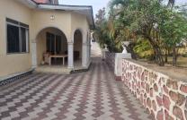 VILLA A VENDRE DANS LA COMMUNE DE NGALIEMA MACAMPAGNE  mediacongo