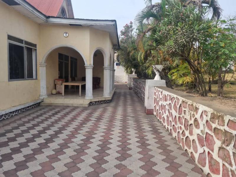 VILLA A VENDRE DANS LA COMMUNE DE NGALIEMA MACAMPAGNE 