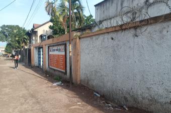 AGK IMMO met  votre disposition la vente d7grande parcelle avec une vaste maison CLemba. Rf Shop Airtel Super Lemba. Dimension 1722M Prix 290.000  disc.  votre coute.