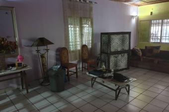 AGK IMMO met  votre disposition la vente d7grande parcelle avec une vaste maison CLemba. Rf Shop Airtel Super Lemba. Dimension 1722M Prix 290.000  disc.  votre coute.