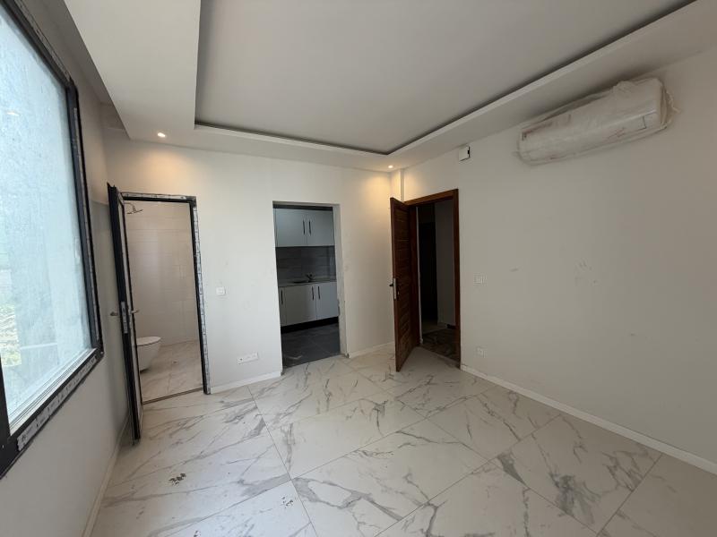 Studio flambant neuf  vendre de  25m2 avec cuisine et sanitaire  la Gombe A  fleuve congo htel idal pour airbnb ou un bureau priv 