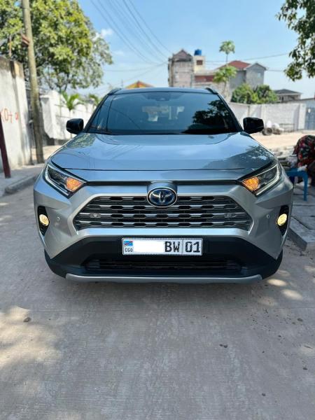  TOYOTA RAV4 HYBRIDE  PLAQUE BW TRS RCENTE  COULEUR DORIGINE PARTOUT  VOLANT GAUCHE ANNE 2021 FULL OPTIONS  TOIT PANORAMIQUE ET OUVRANT AVEC BAFFLES JBL COFFRE AUTOMATIQU
