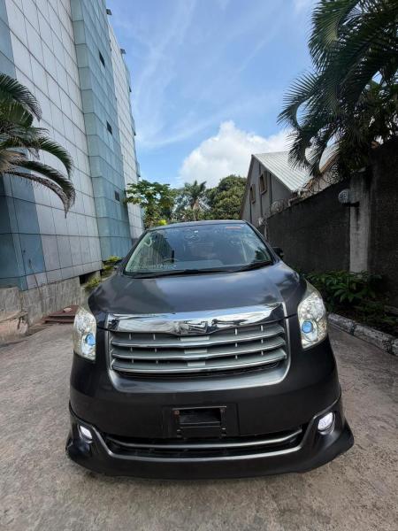 Toyota Noah 3 Sans plaque  Full option  Moteur boite climatisation  Impeccable nioso kitoko  Prix 9500 dollars  Localisation lingwala appeler  0893836485