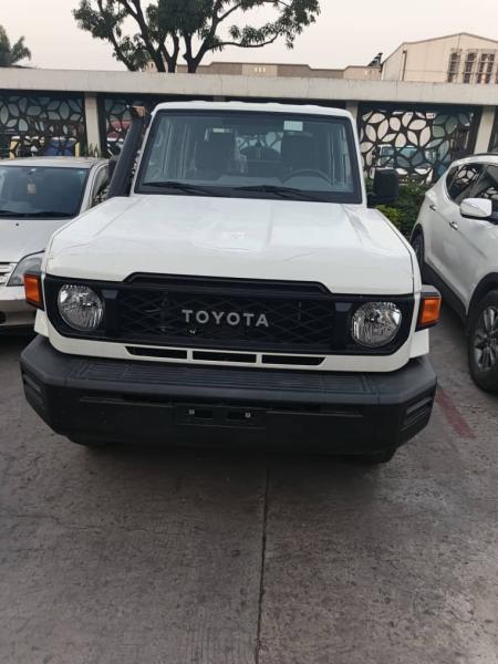 6PIECES DES TOYOTA LAND CRUISER DOUBLES CABINES 2025  PRIX  78.000 AZUI SUKA SUKA PAR PICES SVP.   MANUELS DIESELS 00.0 KILOMTRES CLIMATISATION IMPECCABLES V6 44 LOCAL