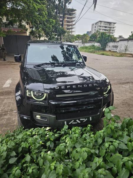 Land Rover Defender 2023 Full option  Sans plaque  Diesel   Toit panoramique  Automatique  Moteur impeccable   Prix  70.000  discuter lgrement  Localisation appel 
