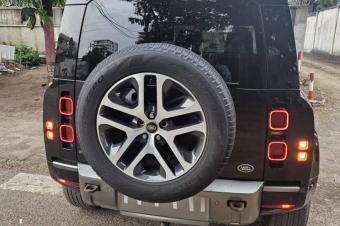 Land Rover Defender 2023 Full option  Sans plaque  Diesel   Toit panoramique  Automatique  Moteur impeccable   Prix  70.000  discuter lgrement  Localisation appel 