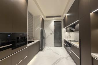 Trs bel appartement meubl flambant neuf disponible pour un contrat  longue dure dans limmeuble le plus pris au cur de la Gombe avec le plus grand club house complet 