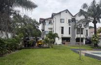 Magnifique villa de 6 chambres, 3 salons et annexes… bien située disponible à la location mediacongo