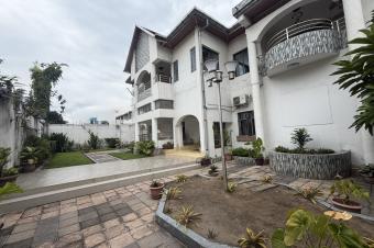 Magnifique villa de 6 chambres 3 salons et annexes bien situe disponible  la location 
