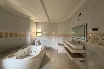 Magnifique villa de 6 chambres 3 salons et annexes bien situe disponible  la location 