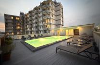 Très bel appartement meublé disponible immédiatement à la vente dans un immeuble moderne avec piscine et salle de sport non loin de l’institut français mediacongo