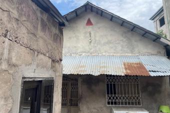 Vente dune Parcelle  Mbudi avec une Grande maison  Annexe