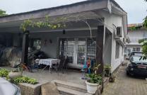 Parcelle en vente sur la principale Nguma / NGALIEMA avec 2 bâtiments   Jardin, parking pour 10 voitures  Guérite…  Dimensions 20m/43  mediacongo