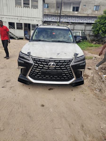 Lexus 570 Sans plaque  Full option Camra reculer  Automatique  Essence   Tout est nickel ici Prix 33000 dernier prix svp  Contact 0828482474
