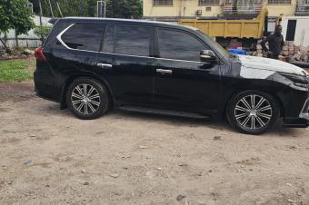 Lexus 570 Sans plaque  Full option Camra reculer  Automatique  Essence   Tout est nickel ici Prix 33000 dernier prix svp  Contact 0828482474