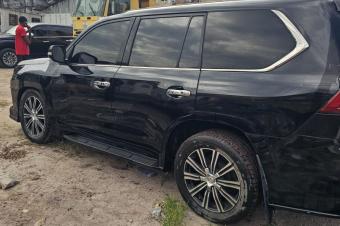 Lexus 570 Sans plaque  Full option Camra reculer  Automatique  Essence   Tout est nickel ici Prix 33000 dernier prix svp  Contact 0828482474
