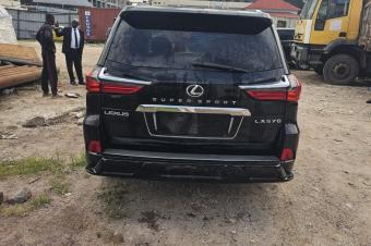 Lexus 570 Sans plaque  Full option Camra reculer  Automatique  Essence   Tout est nickel ici Prix 33000 dernier prix svp  Contact 0828482474